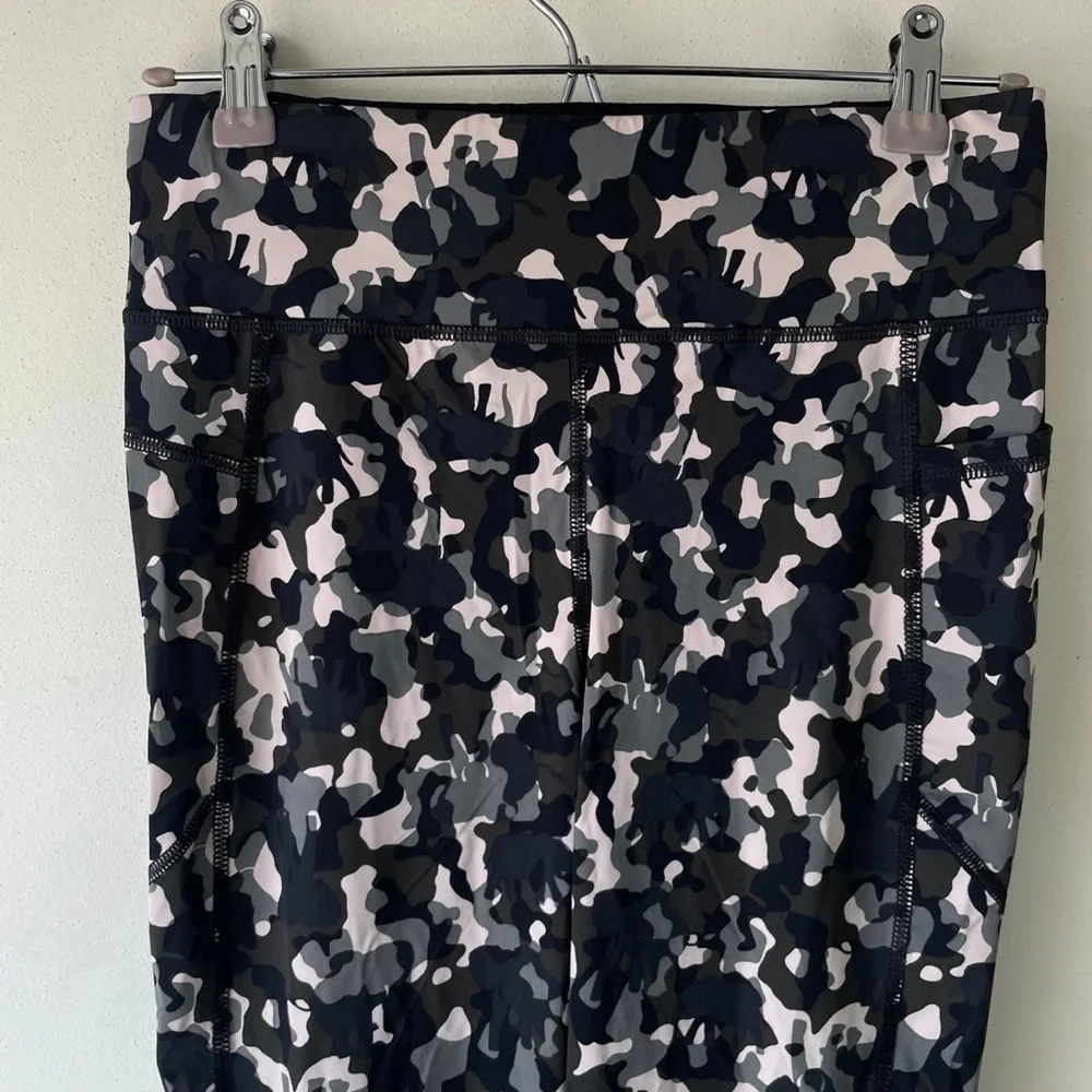 Sweaty Betty Zero Gravity Workout Legging in Green Elephant Camo‎ Print - Picture 8 of 12